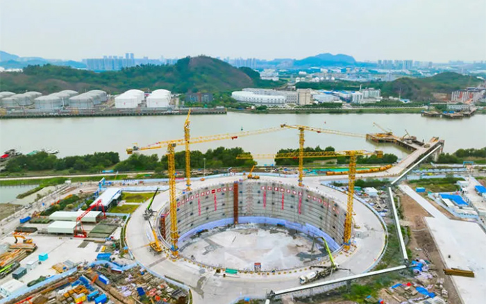 “定海神針”立珠江，徐工挑起超級工程建設(shè)大梁