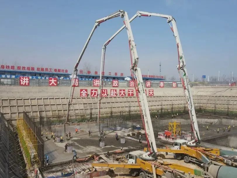 再創(chuàng)紀(jì)錄！徐工大米數(shù)泵車助建青島西海岸“第一高”