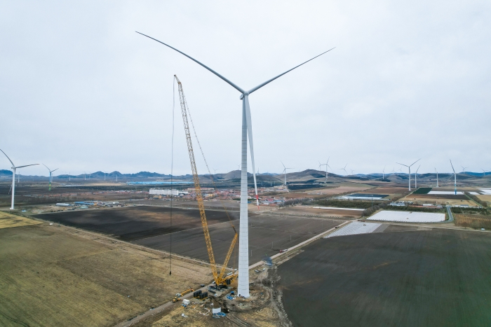 高空之巔，再鑄榮光！XLC18000M助力大型風電場首臺185米風機成功吊裝