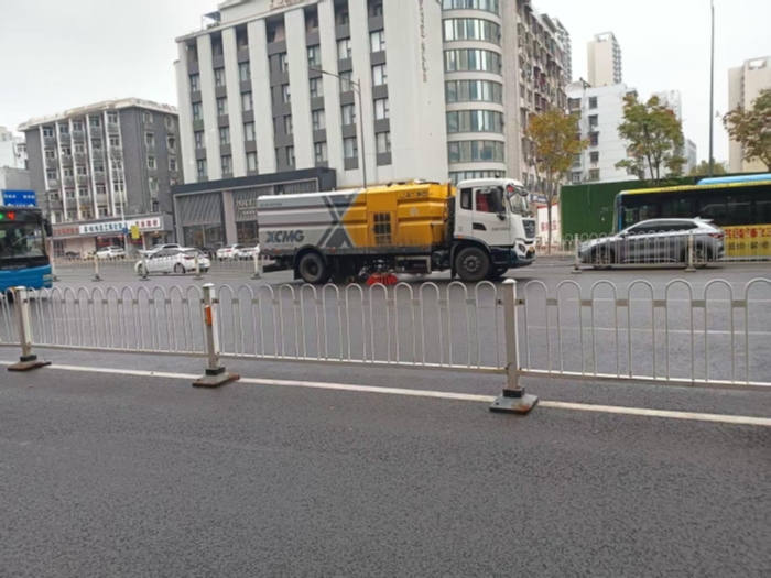 六年品質(zhì)見證硬核實(shí)力，徐工18噸洗掃車獲當(dāng)?shù)乜蛻酎c(diǎn)贊！