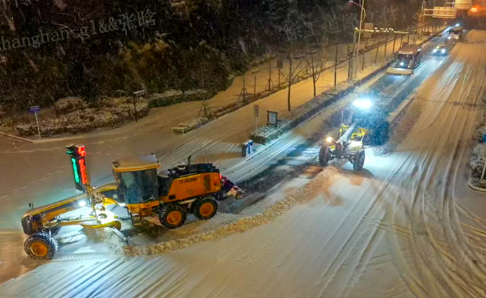 暴雪來襲！數(shù)十臺(tái)平地機(jī)集體出動(dòng)，守護(hù)出行安全