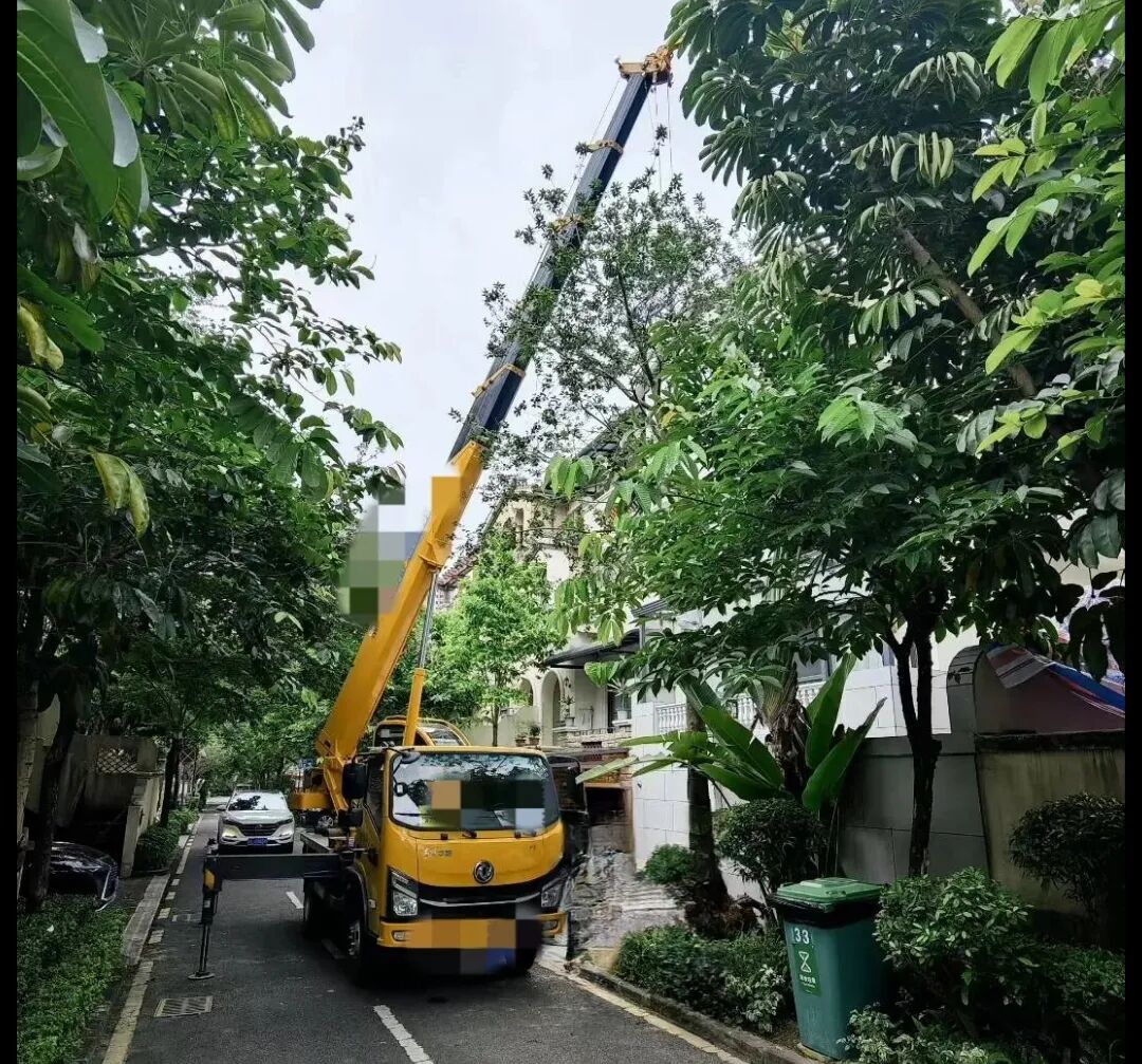 六樓窗口吊空調？窄巷子種大樹？有這輛“小鋼炮”，施工隊再也不愁了
