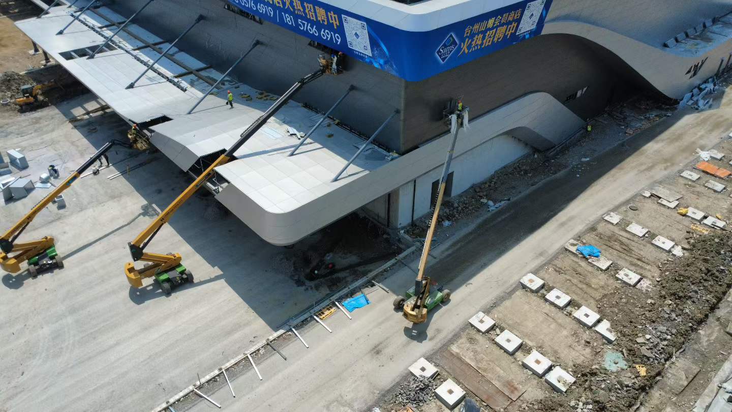 28 米高空大顯身手→徐工純電臂車點亮臺州山姆新風貌
