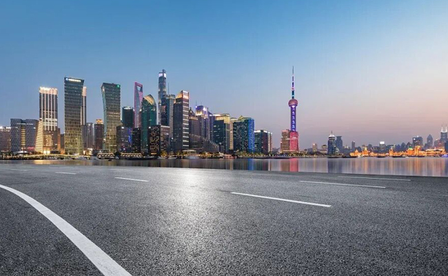 徐工刮板式保溫運(yùn)輸車：上海瀝青路面施工的專業(yè)之選