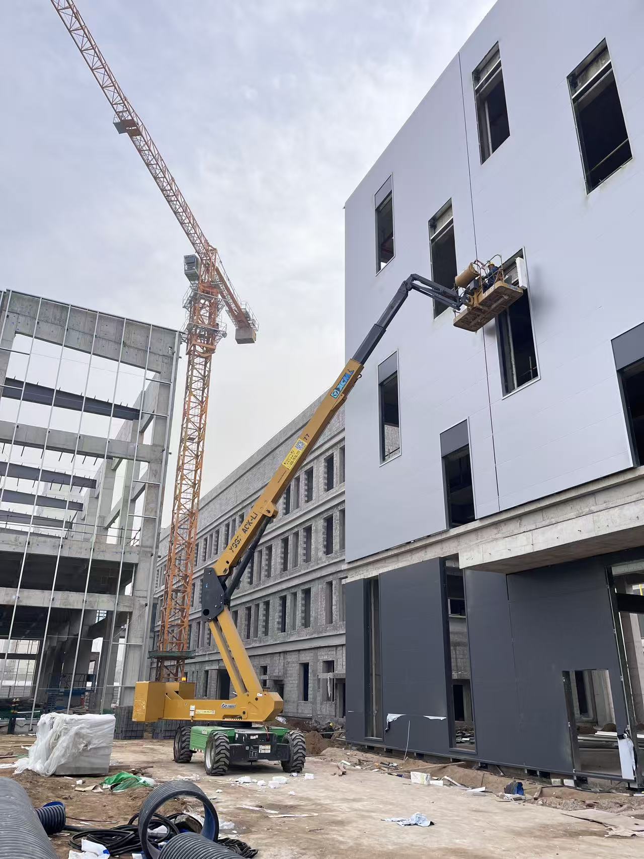 零碳動力 + 全心服務，徐工助力雄安國貿高效建造