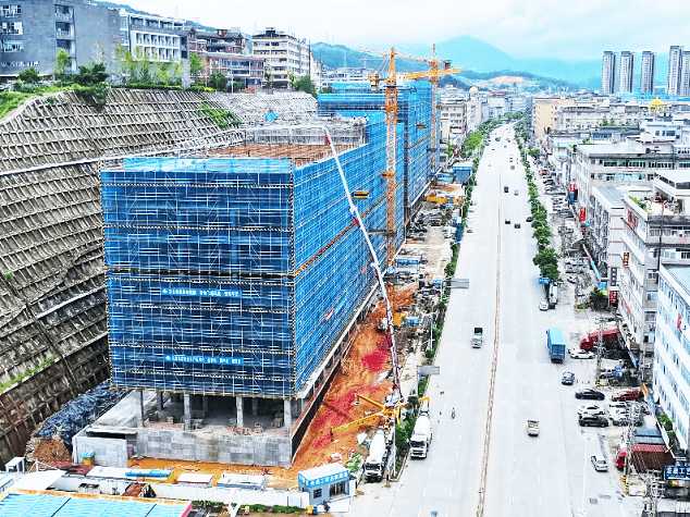 徐工HB72V泵車以毫米級(jí)微控，為工業(yè)廠房澆筑“鋼鐵脊梁”！